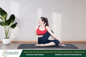 Ngồi xoay người chéo tay