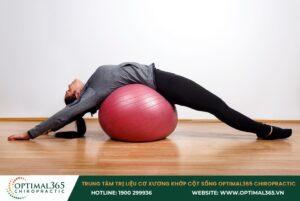 Tư thế kéo dãn cột sống bằng bóng