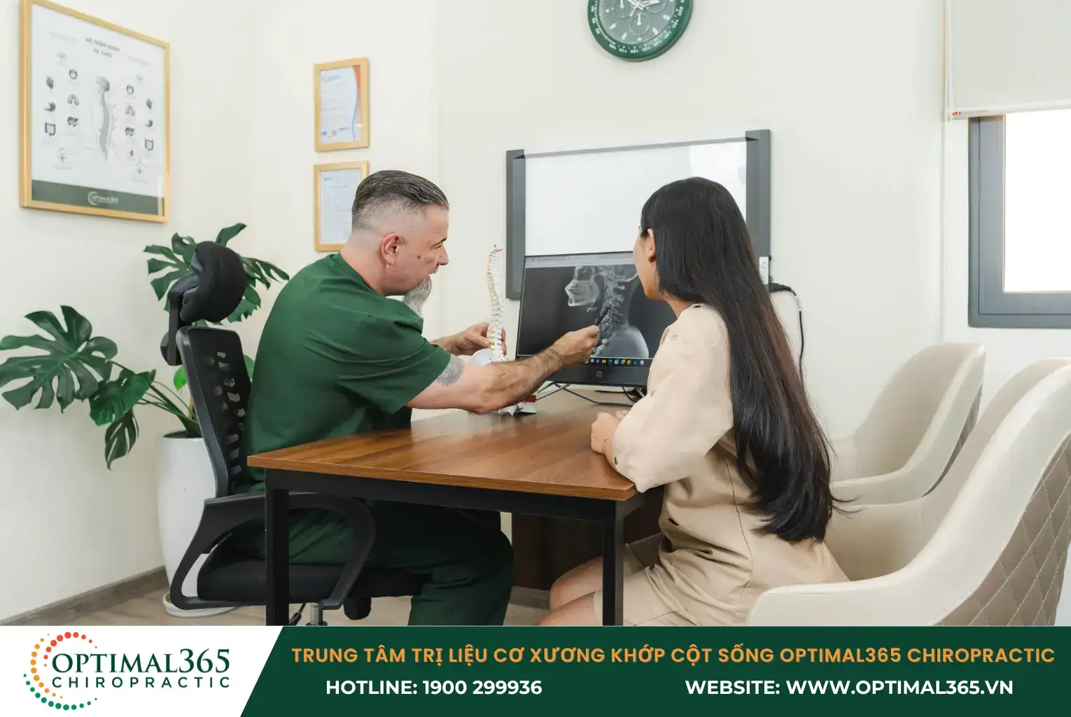 Bác sĩ Chuyên khoa về cơ xương khớp đang tư vấn tình trạng bệnh của khách hàng