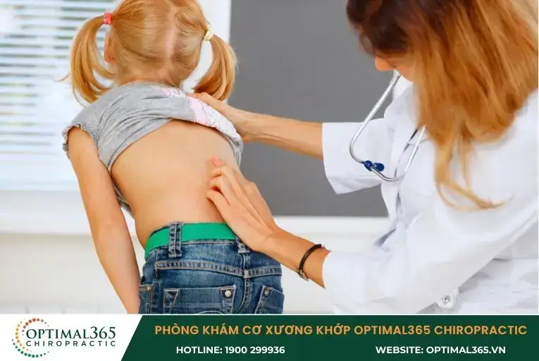 Phương pháp khám lâm sàng Adam Test giúp chẩn đoán vẹo cột sống hiệu quả