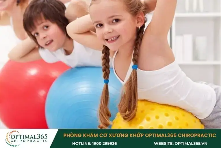 Bác sĩ khuyến khích trẻ vẹo cột sống vận động bộ môn phù hợp để cải thiện sức khỏe