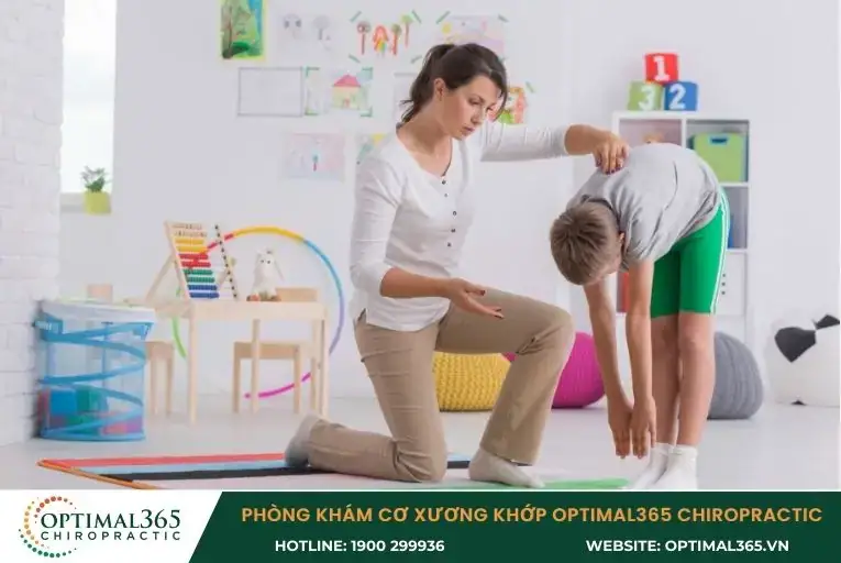 Tập vật lý trị liệu giúp bé cải thiện tình trạng vẹo cột sống hiệu quả