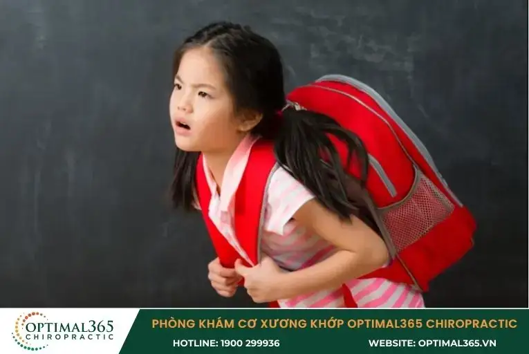 Ba lô chứa sách vở nặng nề mà các bé mang đi học cũng là một tác nhân xấu cho cột sống