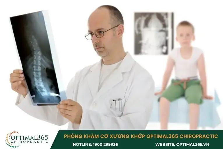 Bác sĩ cần xét nghiệm hình ảnh để xác định rõ tình trạng cột sống