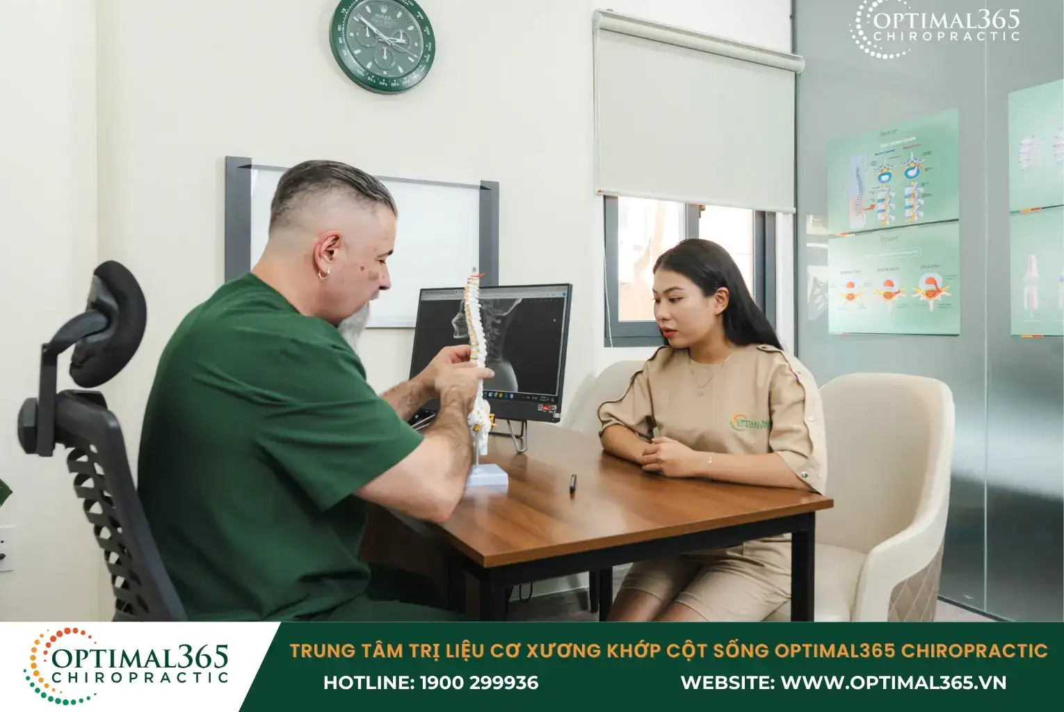Chuyên gia Optimal365 Chiropractic cùng bệnh nhân thảo luận về tình trạng bệnh