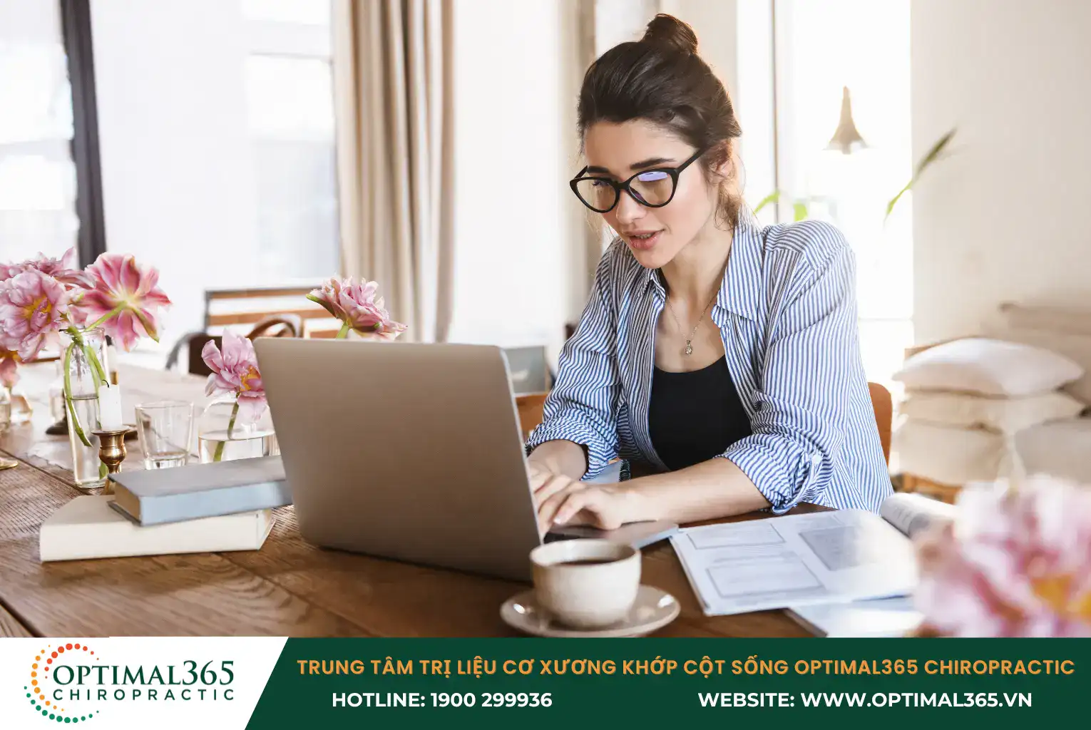 Ngồi lâu trong tư thế có thể gây ra các vấn đề về cột sống như đau lưng và thoái hóa cột sống