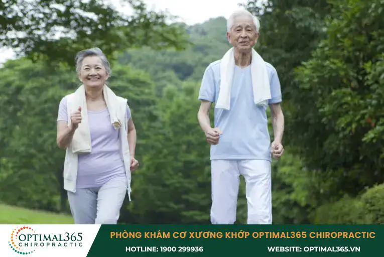 Đi bộ đúng cách giúp duy trì tư thế thẳng lưng, giảm áp lực lên cột sống