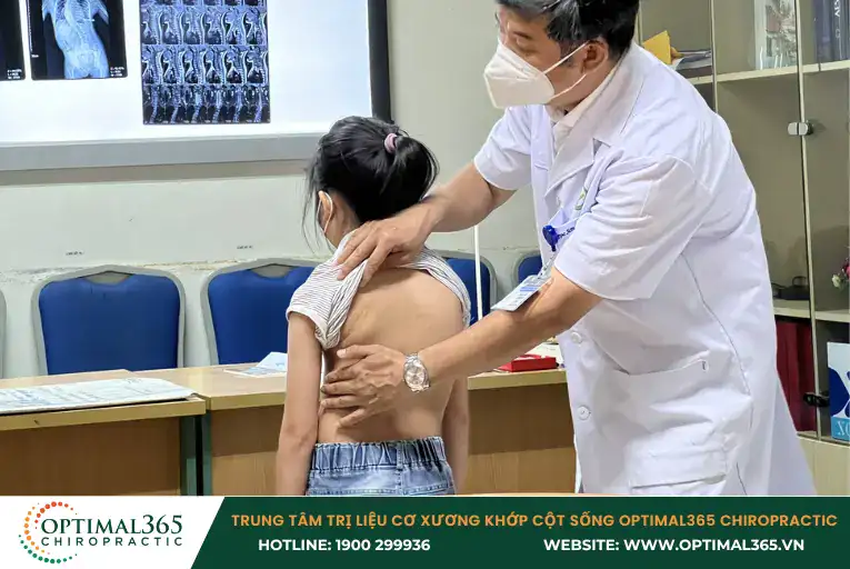 Cột sống của trẻ có dấu hiệu bất thường cha mẹ nên đưa trẻ thăm khám bác sĩ