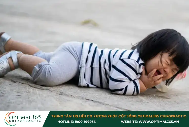 Trẻ bị đau lưng do gặp chấn thương