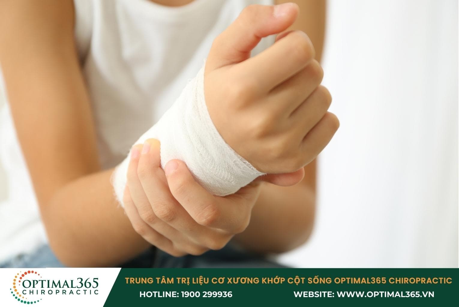 Bong gân cổ tay có thể do té ngã, va chạm đột ngột