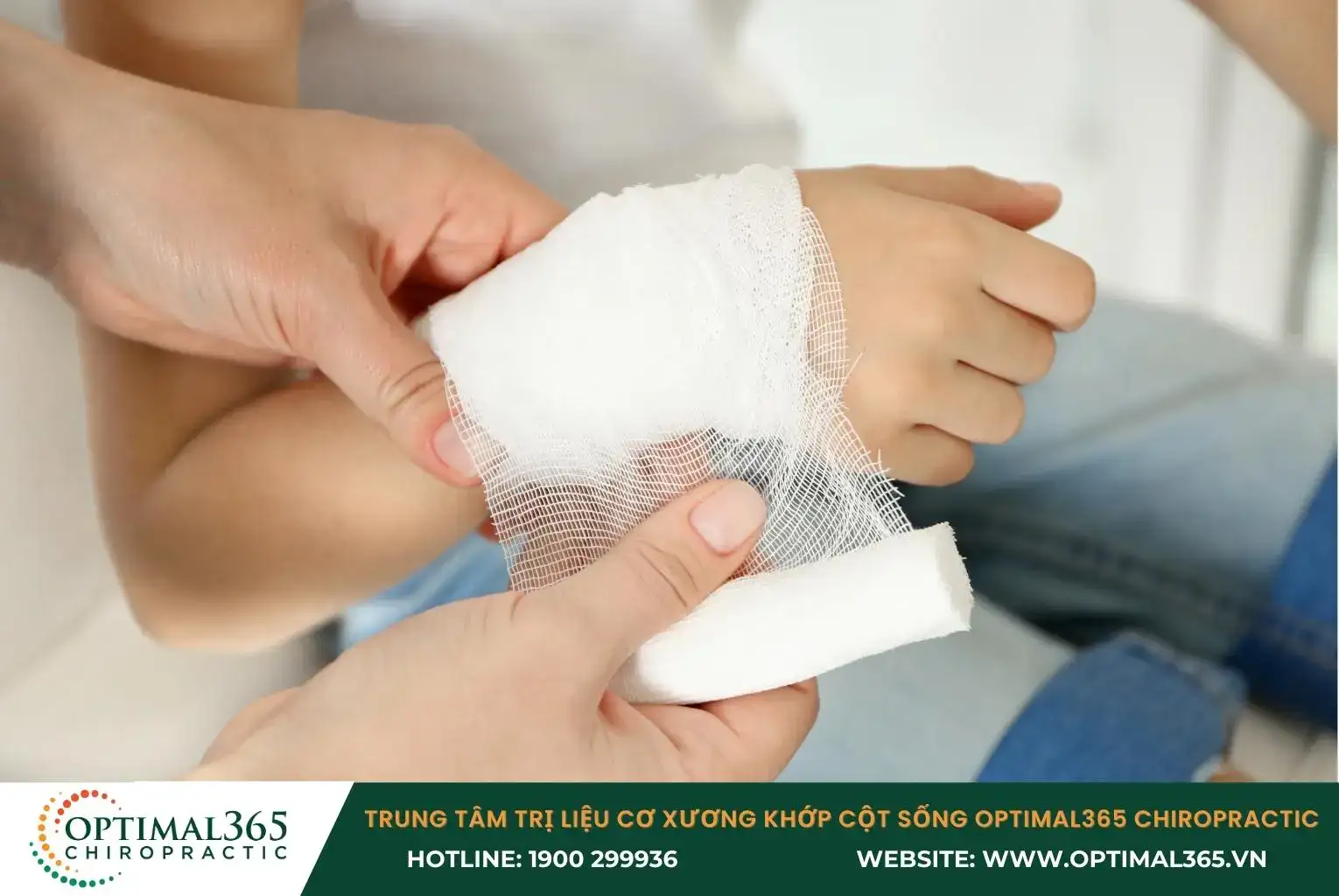 Thực hiện băng bó ép cổ tay để giảm đau và hạn chế chấn thương thêm