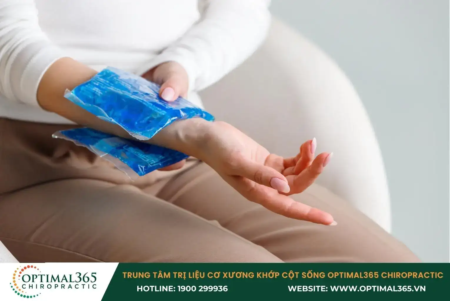 Chườm lạnh hỗ trợ giảm đau, sưng vùng cổ tay bị chấn thương