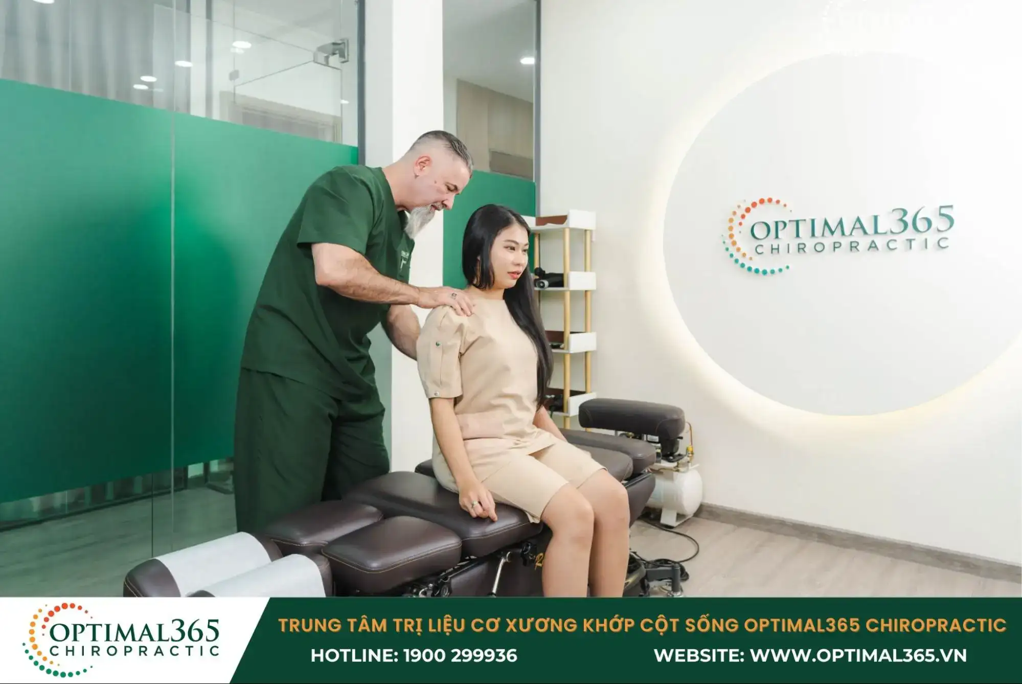 Chuyên gia Optimal365 Chiropractic cùng bệnh nhân trị liệu cột sống
