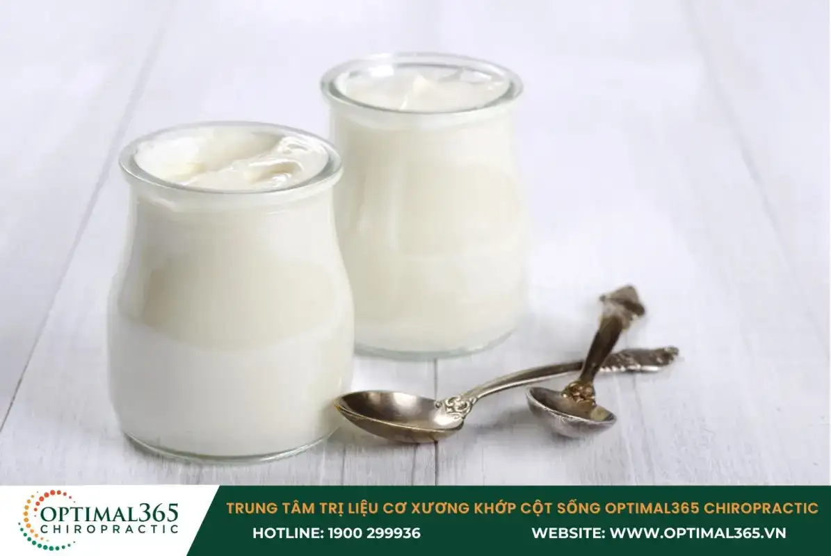 Ăn từ 1 - 2 hộp sữa chua hàng ngày để bổ sung dưỡng chất cho xương