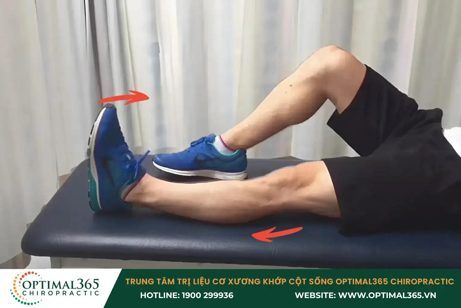 Ấn nhẹ gót xuống sàn và gồng cơ sau đầu gối