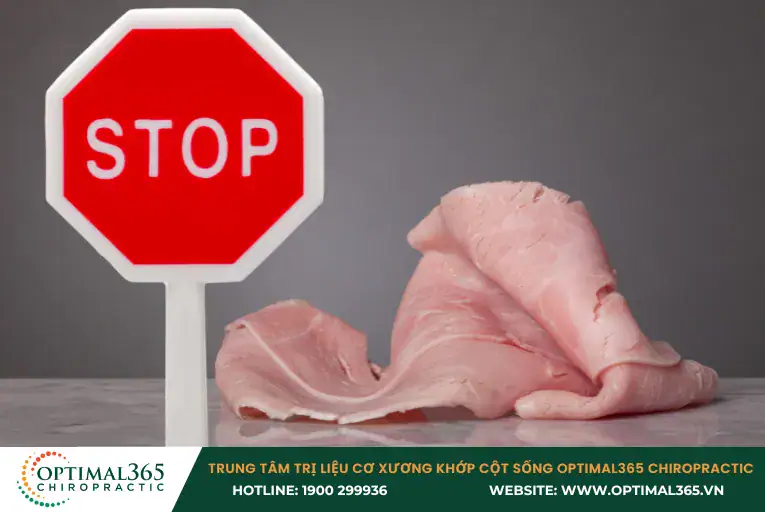 Người bệnh đau đầu không nên dùng nhiều thịt chế biến sẵn