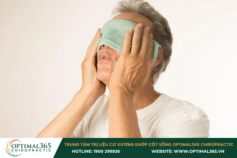 Chườm nóng giúp lưu thông máu, cải thiện cơn đau đầu