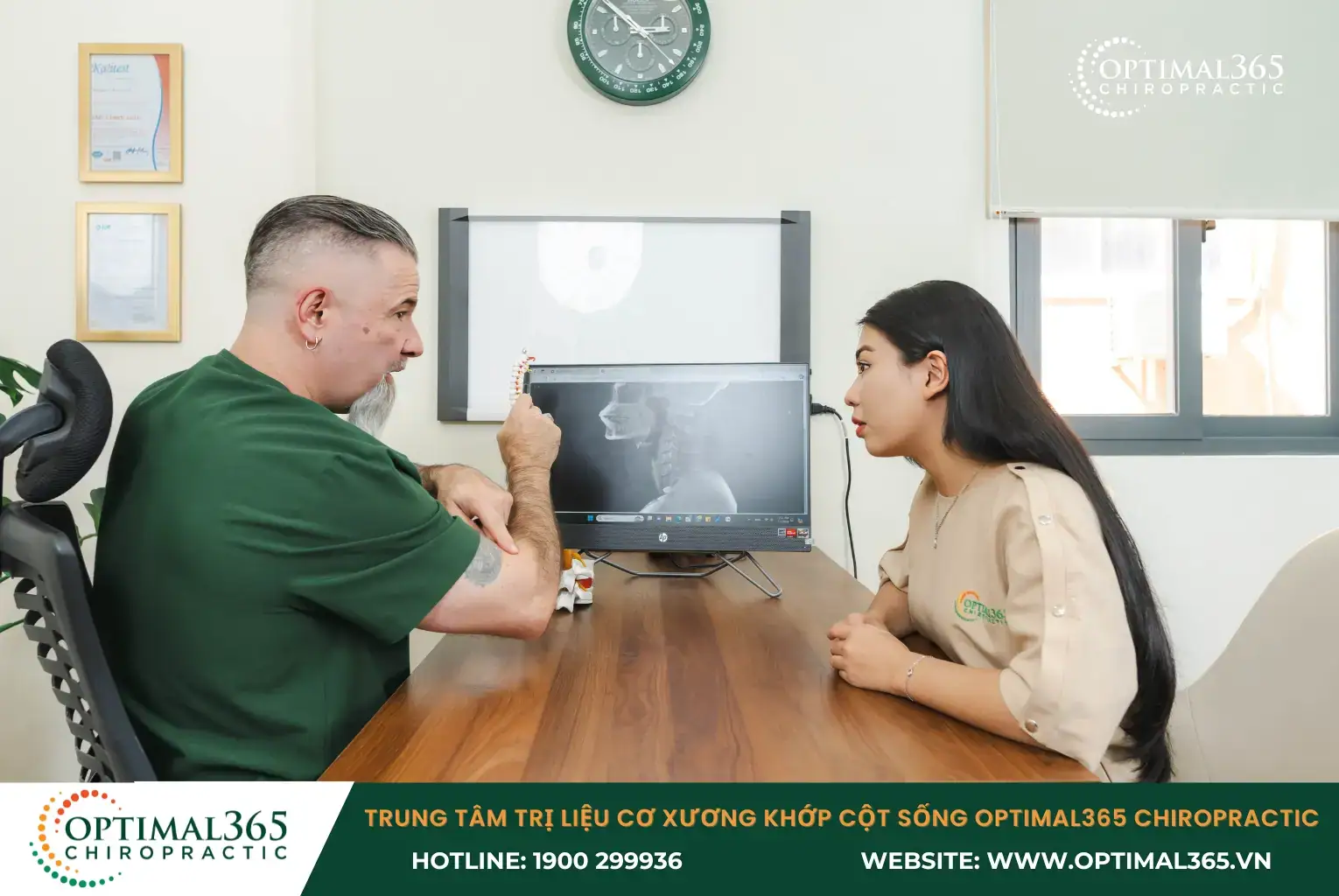 Bệnh nhân được thăm khám trước khi bắt đầu liệu trình châm cứu chữa đau vai gáy 