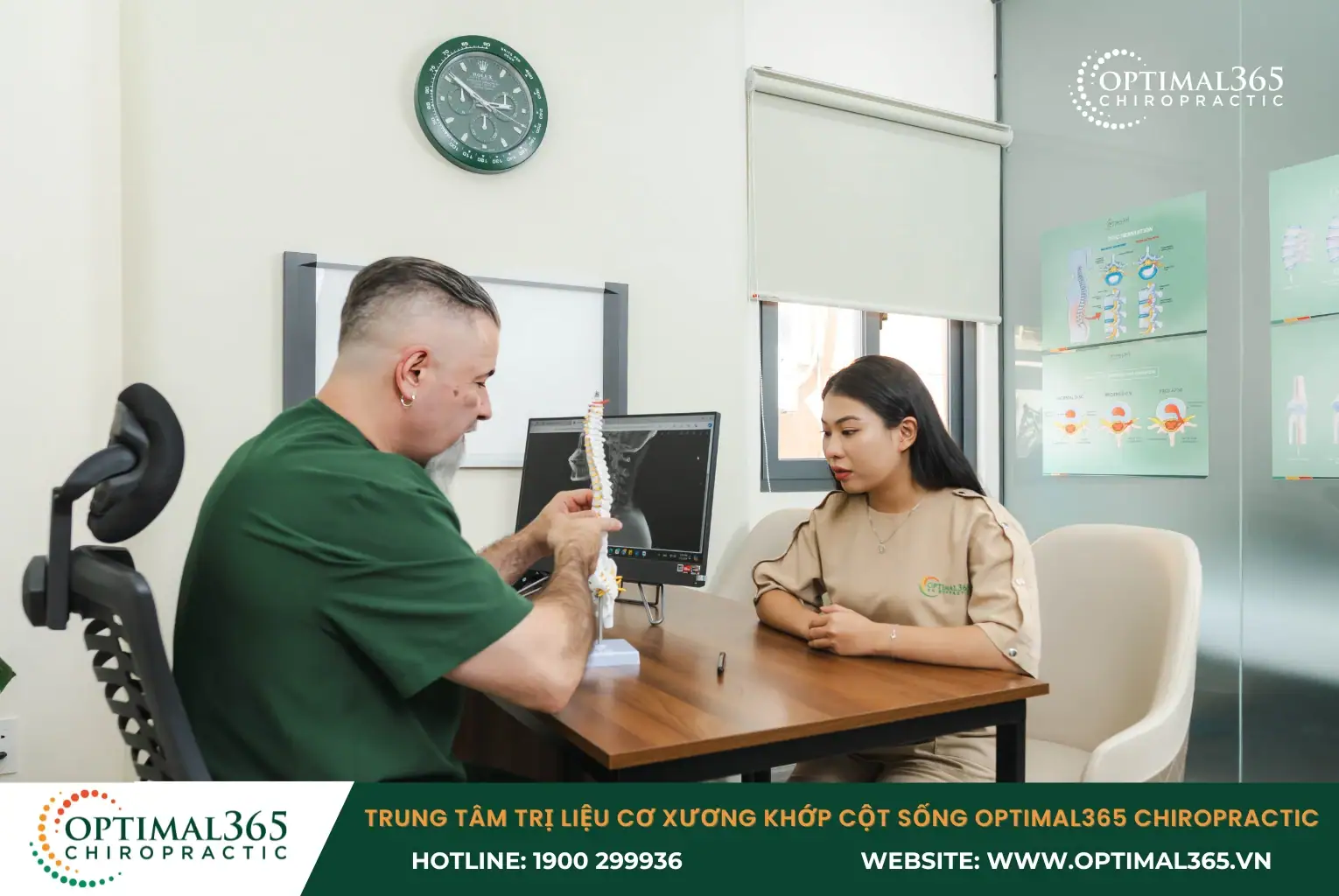 Bác sĩ tiến hành thăm khám và chẩn đoán tình trạng bệnh lý cơ xương khớp