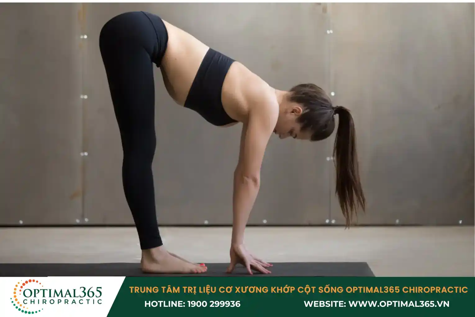 Tư thế gập người giúp thư giãn vai gáy, giảm đau đầu