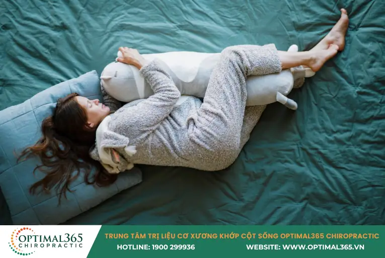 Nằm nghiêng với gối giữa hai đầu gối