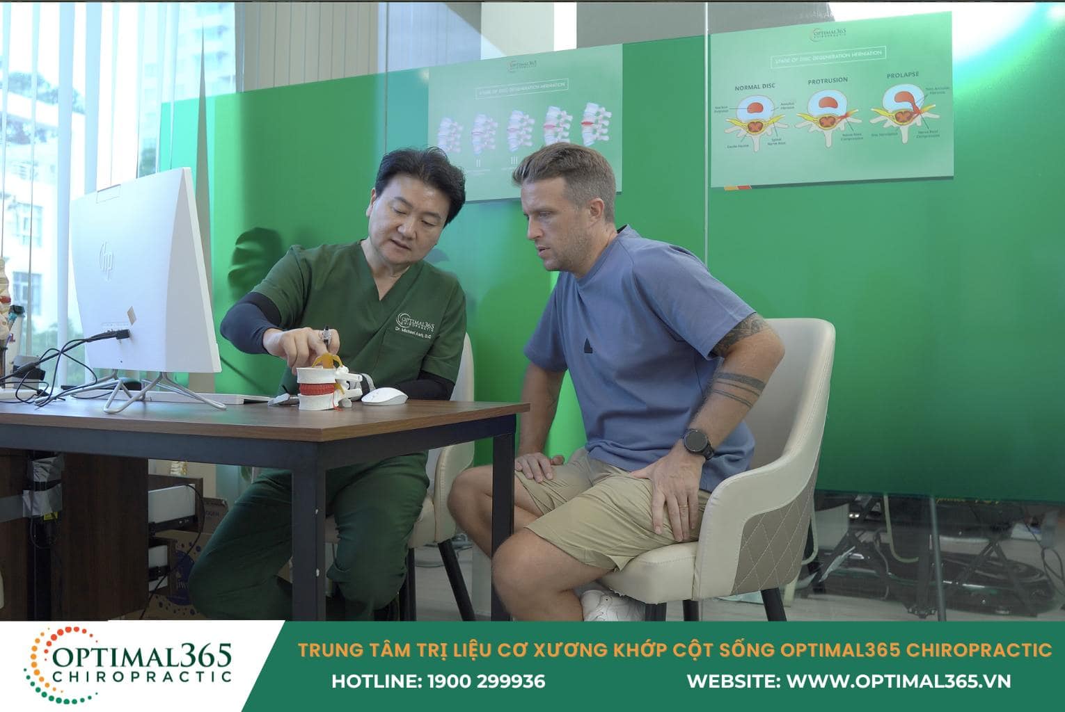 Bác sĩ tư vấn triệu chứng tê bì cho bệnh nhân tại phòng khám