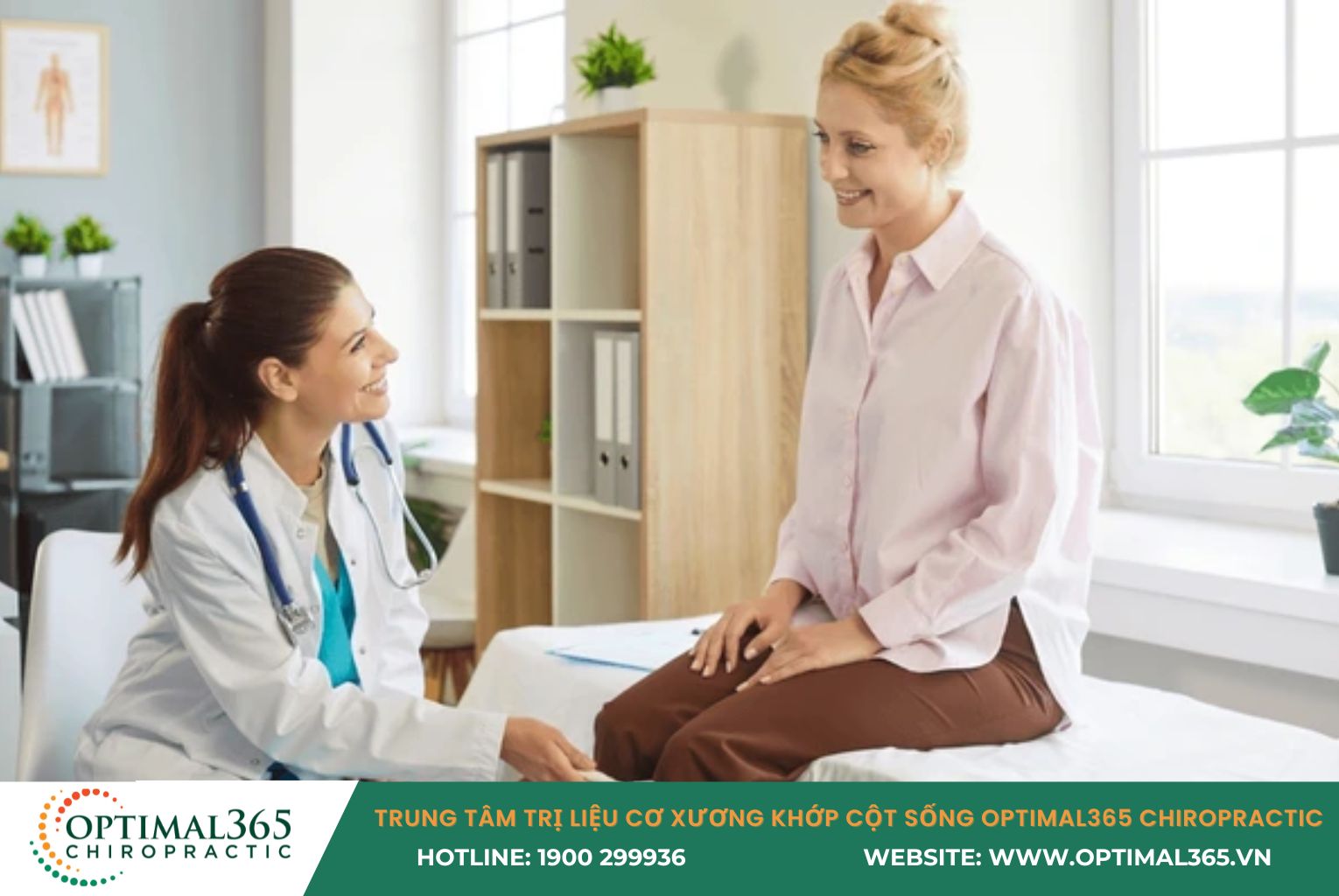 Bác sĩ kiểm tra phản xạ đầu gối để đánh giá mức độ tổn thương thần kinh do đau lưng.