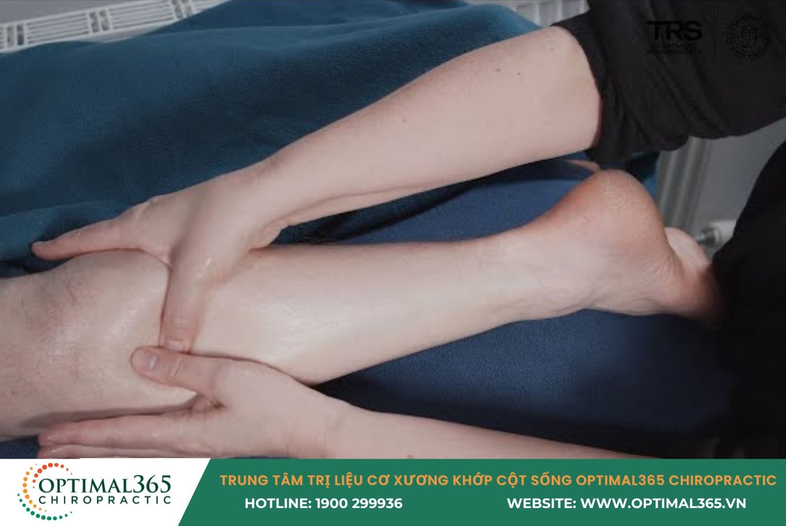 Massage nhẹ nhàng vùng bắp chân bị chuột rút