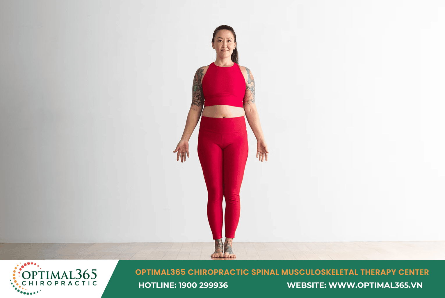 Người trung niên tập yoga cải thiện xương khớp, đứng thẳng để cải thiện tư thế và xương khớp tại nhà